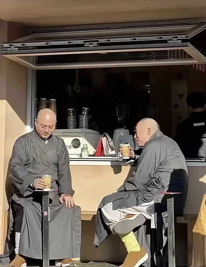 出家人也得咖啡续命，只是这袜子颜色不太清心